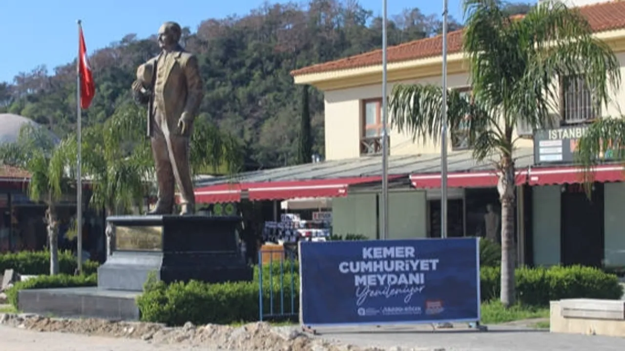 Antalya Kemer Cumhuriyet Meydanı turizm sezonuna hazırlanıyor