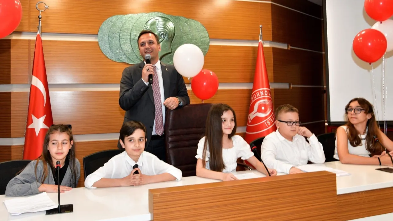 Bornovalı miniklerden Atatürk'e saygı, geleceğe umut mesajı