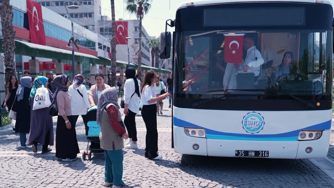 İzmir'de ESHOT sergisi yenilenen tasarımıyla ilgi gördü