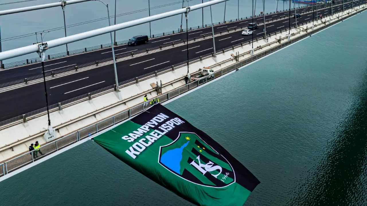 Kocaelispor bayrağı, Osmangazi Köprüsü’ne asıldı!