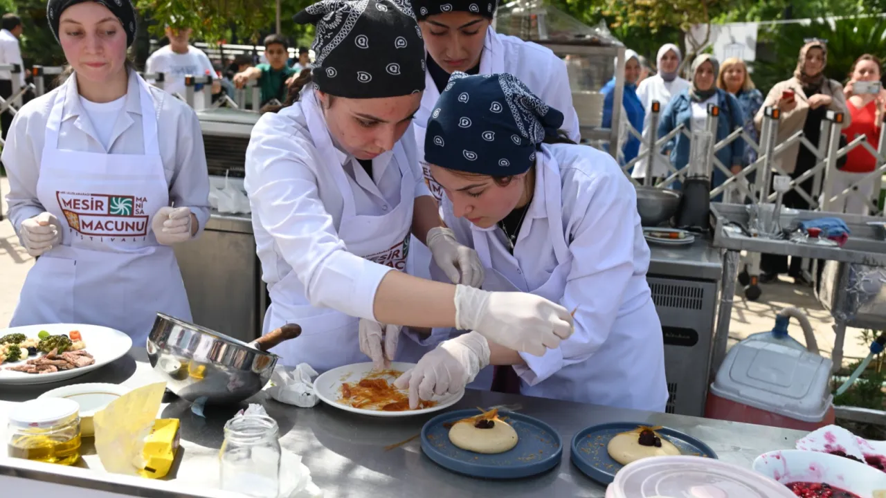 Manisa'da liseler arası yemek yarışması heyecanı