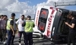 Arnavutköy’de hastaya giden ambulans ışıklarda bekleyen otomobilin üzerine devrildi