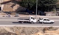 Bir garip yol yardımı: Yolda kalan aracı ayaklarıyla itti