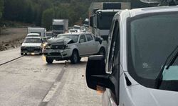 Burdur’da kamyonet önce önündeki tıra, ardından arkasından gelen kamyona çarptı: 4 yaralı