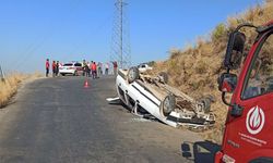 Freni boşalan otomobili durdurmak için yol kenarındaki toprak zemine sürdü