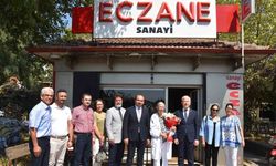 İl Sağlık Müdürü Şenkul, mesleğinde 50 yılını dolduran eczacıyı onurlandırdı