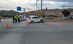 Kırmızı ışık ihlali trafik kazasına neden oldu, 2’si çocuk 4 kişi yaralandı