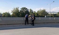 Üst geçitten atlamak isterken polis yakaladı