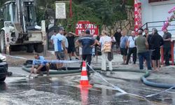 Bodrum'da patlayan isale hattı marketi göle çevirdi, mahsur kalanları vatandaşlar kurtardı