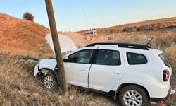 Elazığ’da otomobil şarampole yuvarlandı: 3 yaralı