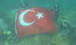 Halfeti'de su altında Türk Bayrağı açtılar