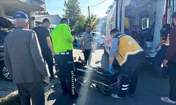 Motosiklet, park halindeki otomobile çarptı: 1 yaralı