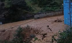 Rize’de heyelan nedeniyle mahalle yolları ulaşıma kapandı