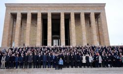 Yusuf Tekin, öğretmenlerle birlikte Anıtkabir'i ziyaret etti.