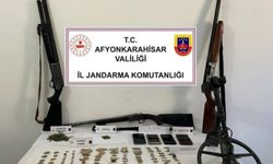 Jandarma baskın yaptığı adreslerde uyuşturucu ve tarihi eser ele geçirdi