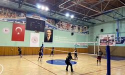 Aksaray'da öğrenciler YurtLig Voleybol Turnuvası maçları için sahadaydı.