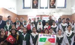 Tekin, Pakistan'da Lahor kentindeki Kinnaird Kız Lisesi'ni ziyaret etti