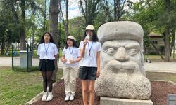 Antalya'da "Küçük Rehberler Projesi" ile Öğrenciler Turistlere Şehirlerini Tanıtıyor