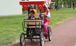 Her şey bir çocuğun dünyayı keşfetmesiyle başlar.