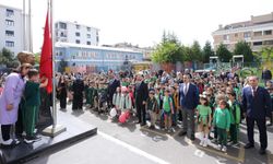 Bakan Tekin, okulun bayrak törenine katıldı