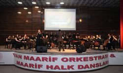 Van Maarif Orkestrası ve Halk Dansları Topluluğu'nun gösterisi