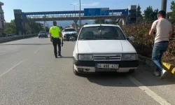 Düzce'de kamyonun sıkıştırdığı araç bariye çarptı!