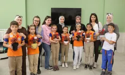 Konya'da çocuklar çiçekleri annelerine hediye etti