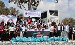 Mersin’de öğrenciler, deniz kaplumbağalarının yuvalama alanlarını temizledi