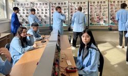 Meslek Lisesi Öğrencileri, Elektrik Panosuyla Kodlama Robotu Üretiyor