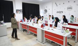 Öğrenciler, Fen Bilimleri Laboratuvarında Teoriyi Uygulamaya Dönüştürüyor