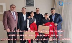 Yolda buldukları içi altın dolu bir çantayı, sahibine ulaştırmayı başardılar