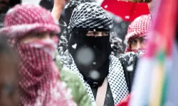 Siyah beyaz desenlerle örülmüş sade bir örtü