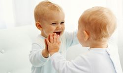 Bir çocuk kendini ilk kez aynada değil