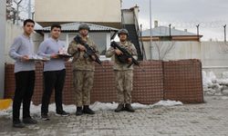 Öğrenciler, Jandarma ve Polis Ekiplerine İftarlık İkram Etti