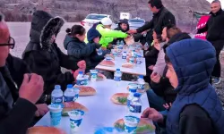 Öğrenciler ve Öğretmenler Yolda İftar Dağıttı