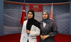 emenli ikizler mezuniyet kürsüsünün ilk iki sırasını paylaştı