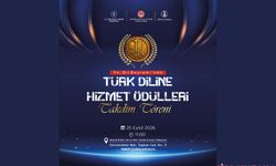 Türk Diline Hizmet Ödülleri sahiplerine takdim ediliyor.