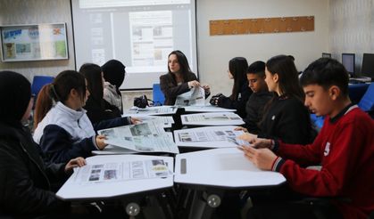 Gazete Çıkaran Liseliler, Mürekkep Kokusunu Okul Sıralarında Deneyimliyor