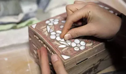 Hülya Uzun, eşinin mesleği olan sedef kakma sanatıyla tanıştı