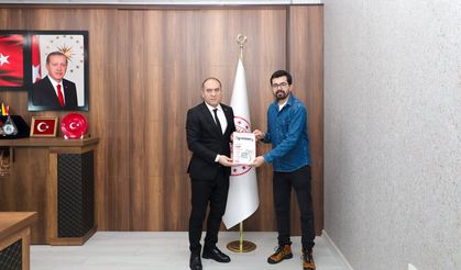 Ökkeş Gül’ün "Uzuntaş Köyünde An" Çalışması ÖğretmenİZ Dergisi’nde Yer Aldı