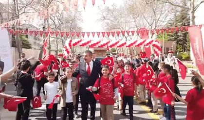 Her çocuk umuttur yeni bir soluk Türkiye Yüzyılıyla kutlu yolculuk