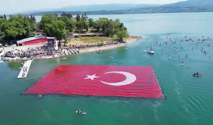 Sapanca Gölü’nde bir nazlı hilâl...