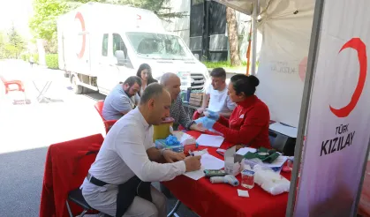 Yükseköğretim Kurulunda Kızılay’ın kan bağışı standına yoğun ilgi