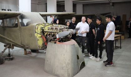 Uçaklar Üzerinde Uygulamalı Eğitim Alan Öğrenciler, Havacılık Sektörüne Hazırlanıyor