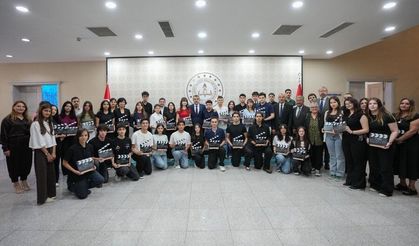 Yusuf Tekin, "Haberimiz Olsun" projesinde görev alan öğrenci ve öğretmenleri ağırladı