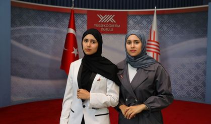 emenli ikizler mezuniyet kürsüsünün ilk iki sırasını paylaştı