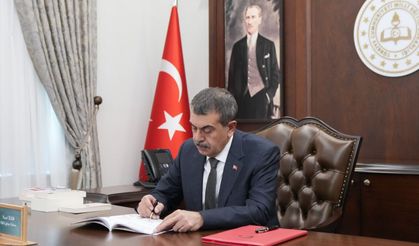 Yusuf Tekin'den Öğretmenlere, "İyi ki varsınız" mesajı