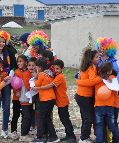 Kars'taki bir köy okuluna kucak kucak mutluluk götürdüler.