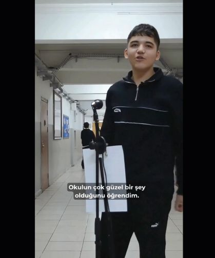 Okul koridorunda mikrofon açık