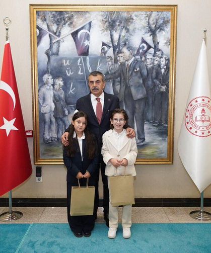 MİNİK MÜZİSYENLERDEN BAKAN TEKİN'E ZİYARET